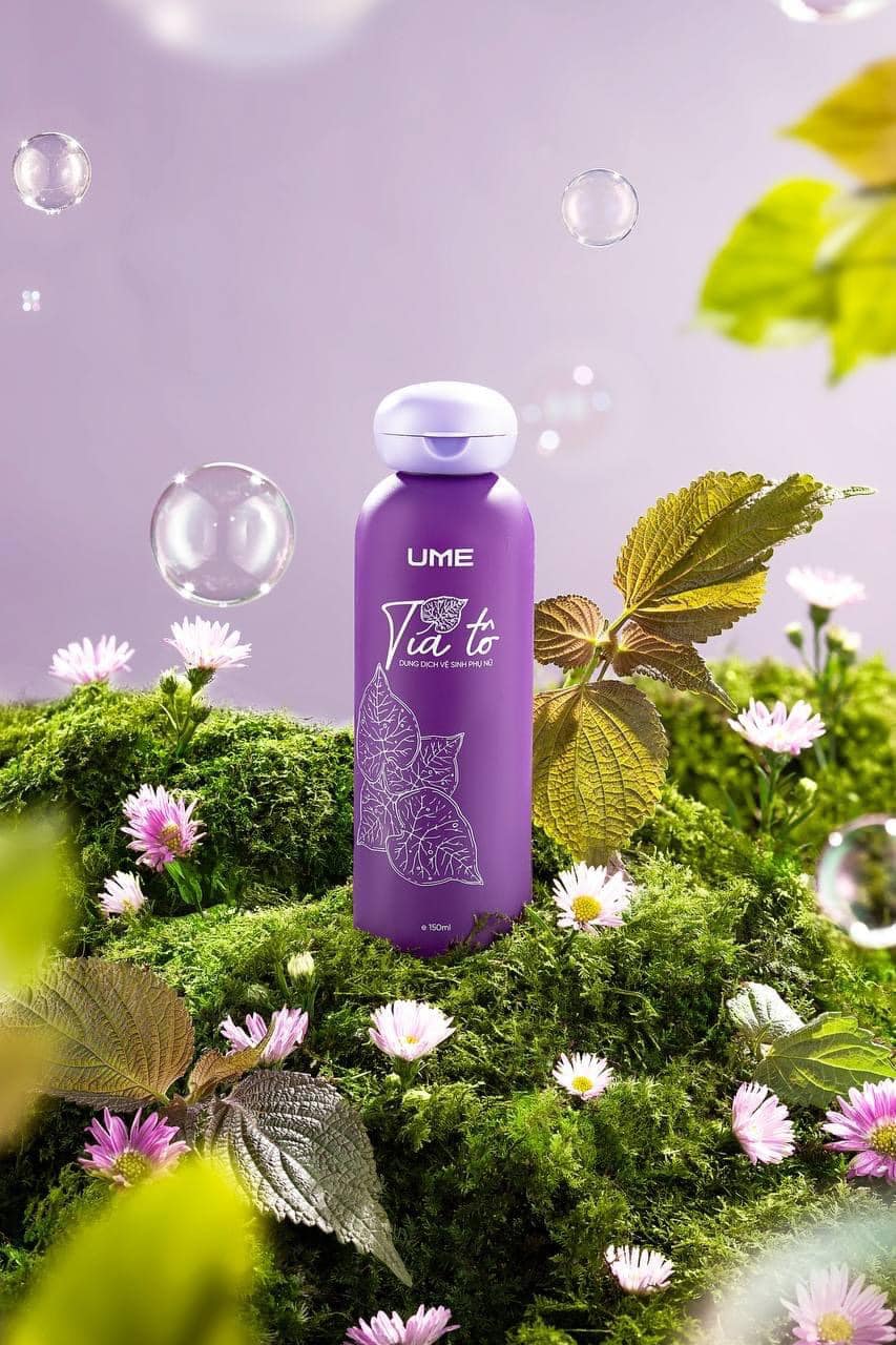Hình ảnh sản phẩm UME Tía Tô 150ml trong bối cảnh thiên nhiên