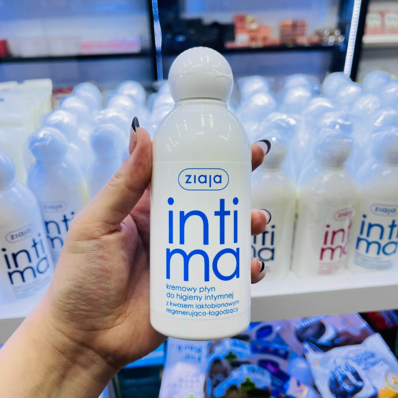 Thiết kế chai trắng chữ xanh dương nhạt của dòng Intima