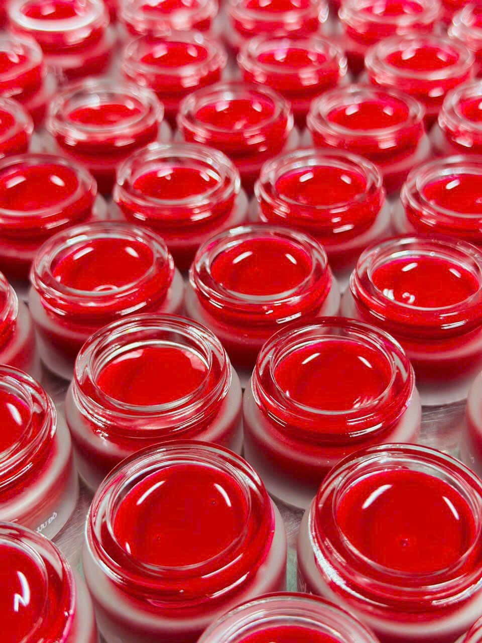 Chất dưỡng màu đỏ dạng gel trong hũ