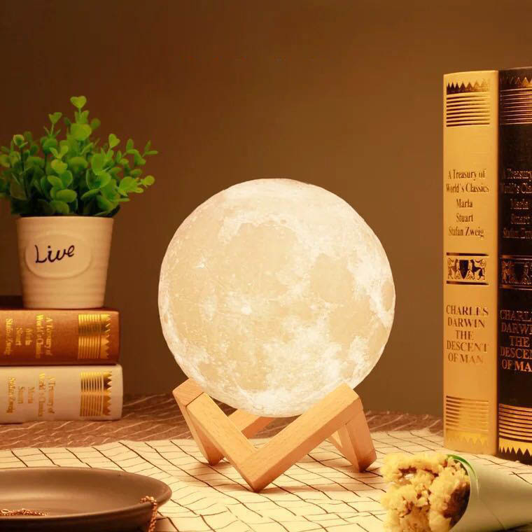 Đèn sáng ấm trên bàn trang trí phòng ngủ
