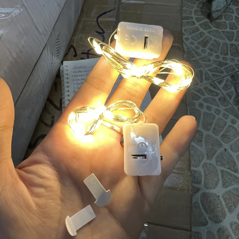 Minh họa kích thước nhỏ gọn khi cầm trên tay và ánh sáng vàng ấm