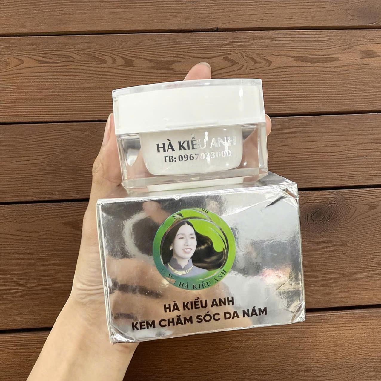 Hũ kem và hộp giấy của sản phẩm