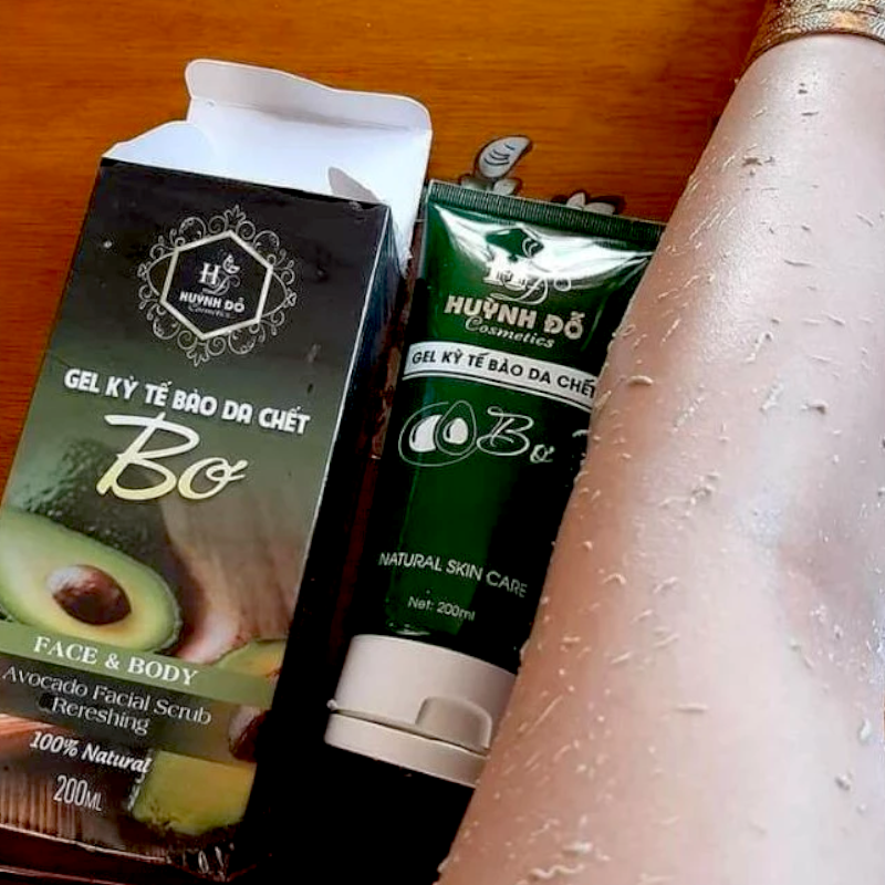 Tuýp gel đặt cạnh cánh tay, gợi bối cảnh dùng trên vùng cơ thể rộng