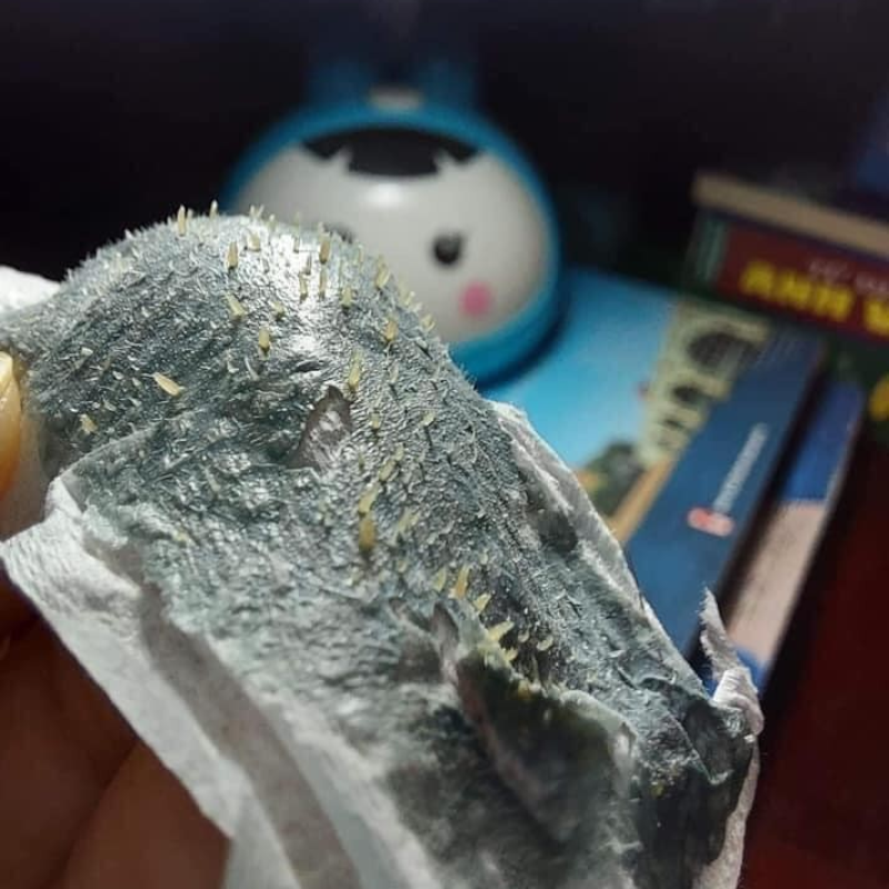 Lớp gel khô sau khi lột có bám các cặn trên bề mặt.