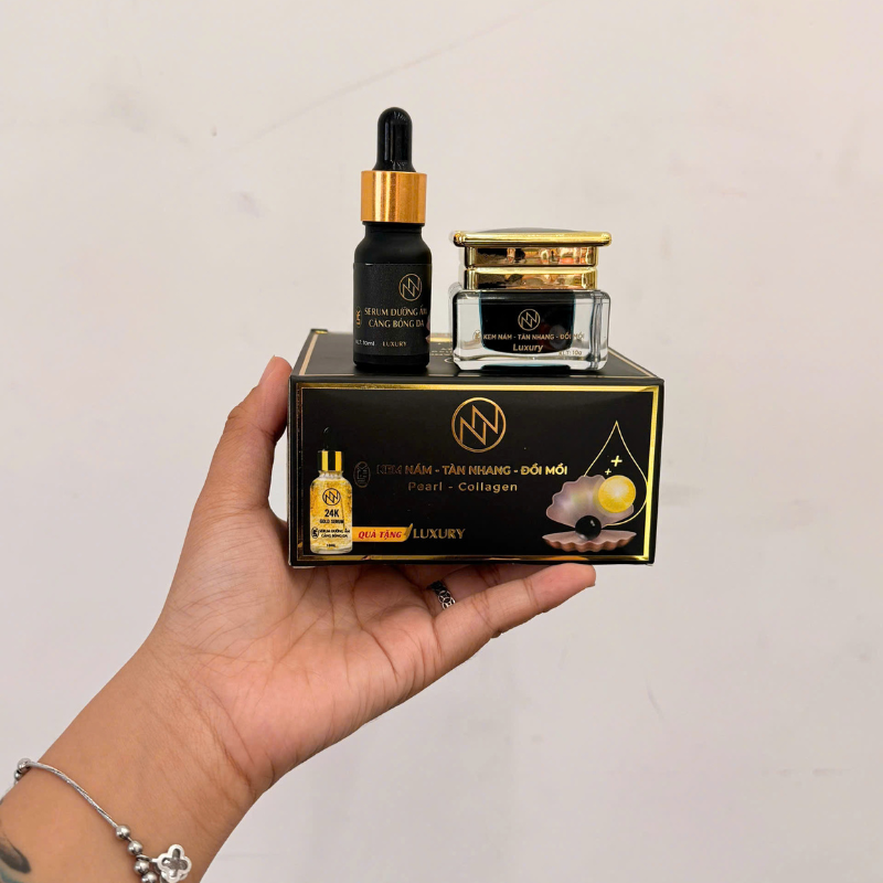 Bộ sản phẩm cầm tay, dễ hình dung quy cách serum và kem
