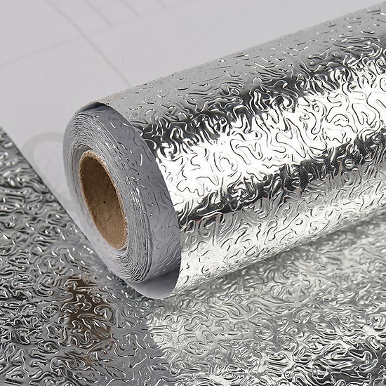 Cận cảnh bề mặt bạc tráng nhôm của cuộn giấy dán