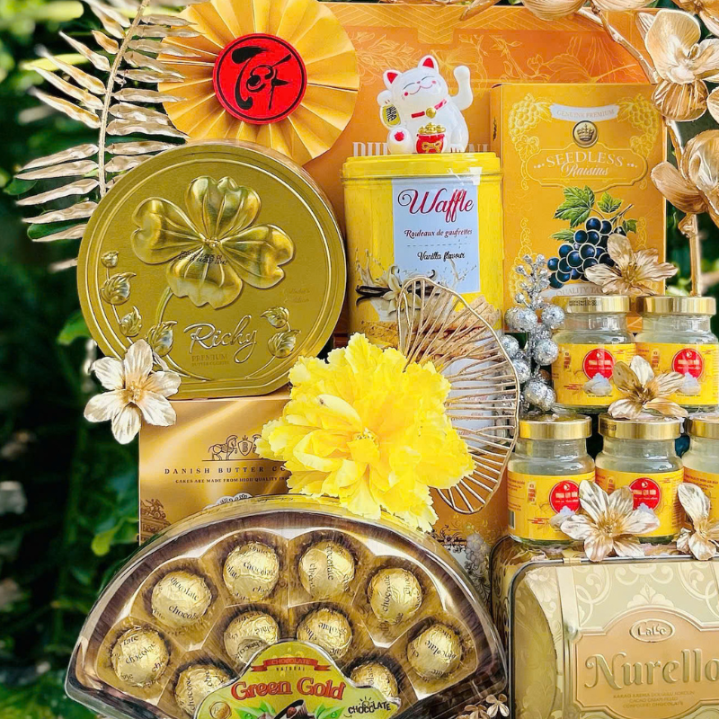 Cận cảnh các hộp bánh kẹo và cụm yến hũ trong giỏ quà