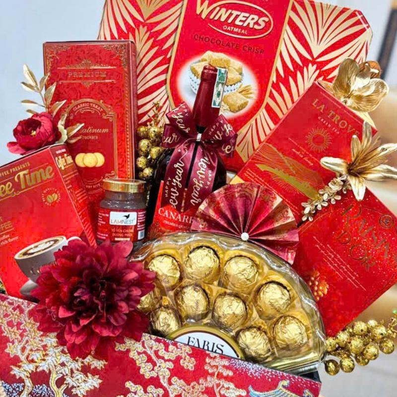 Cận cảnh các món trong giỏ quà (bánh kẹo, trà, yến chưng sẵn, chocolate…)