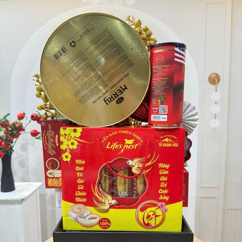 Mặt sau giỏ quà với hộp Life’s Nest và các sản phẩm xếp lớp bên trong