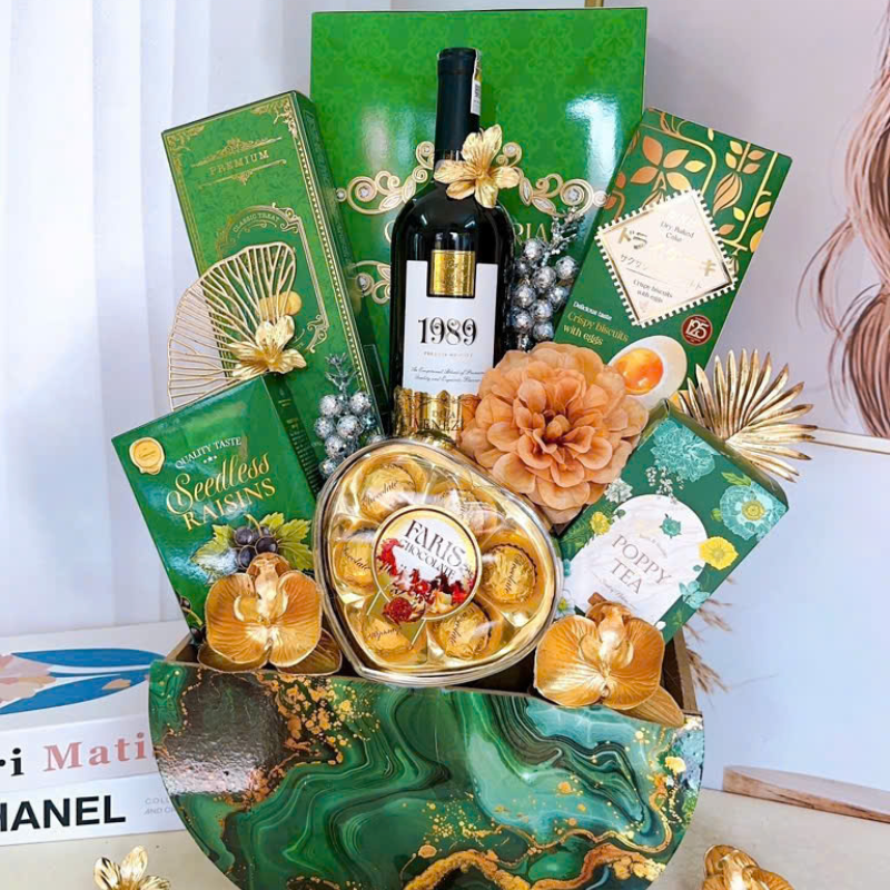 Chi tiết khay trụ loang cùng phụ kiện hoa và ánh kim trang trí.