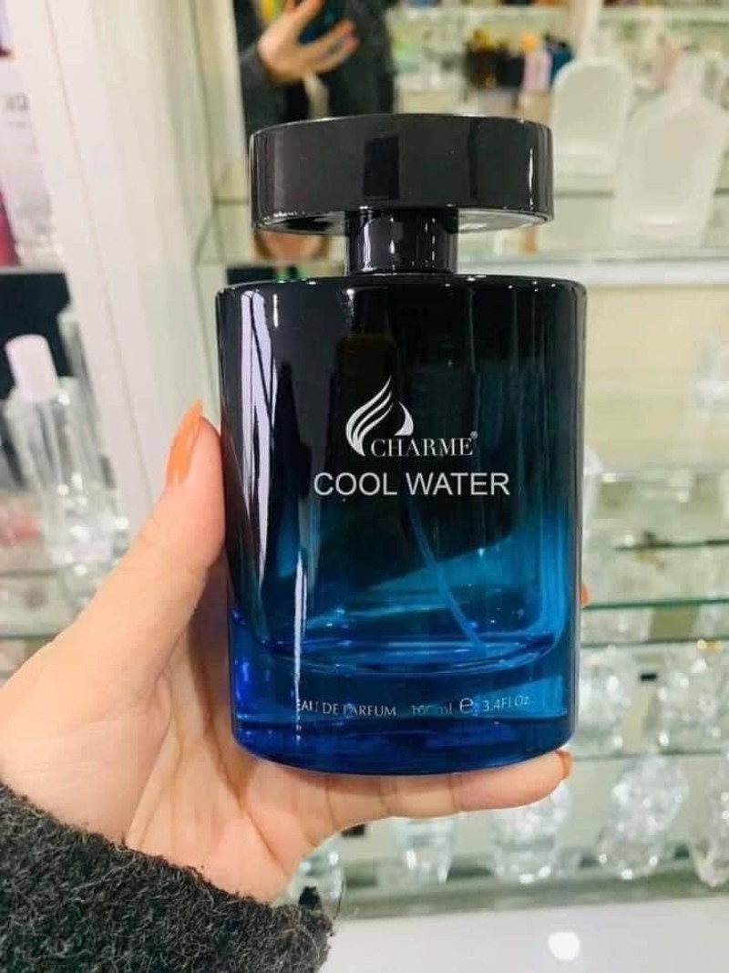 Cận cảnh chai nước hoa màu xanh chuyển sắc
