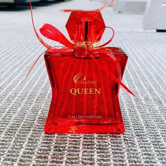 Thiết kế chai đỏ nổi bật với logo Charme Queen mặt trước