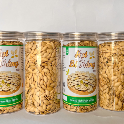 Cận cảnh nhãn “Hạt Bí Trắng/White Pumpkin Seeds” và hũ hạt bên trong.