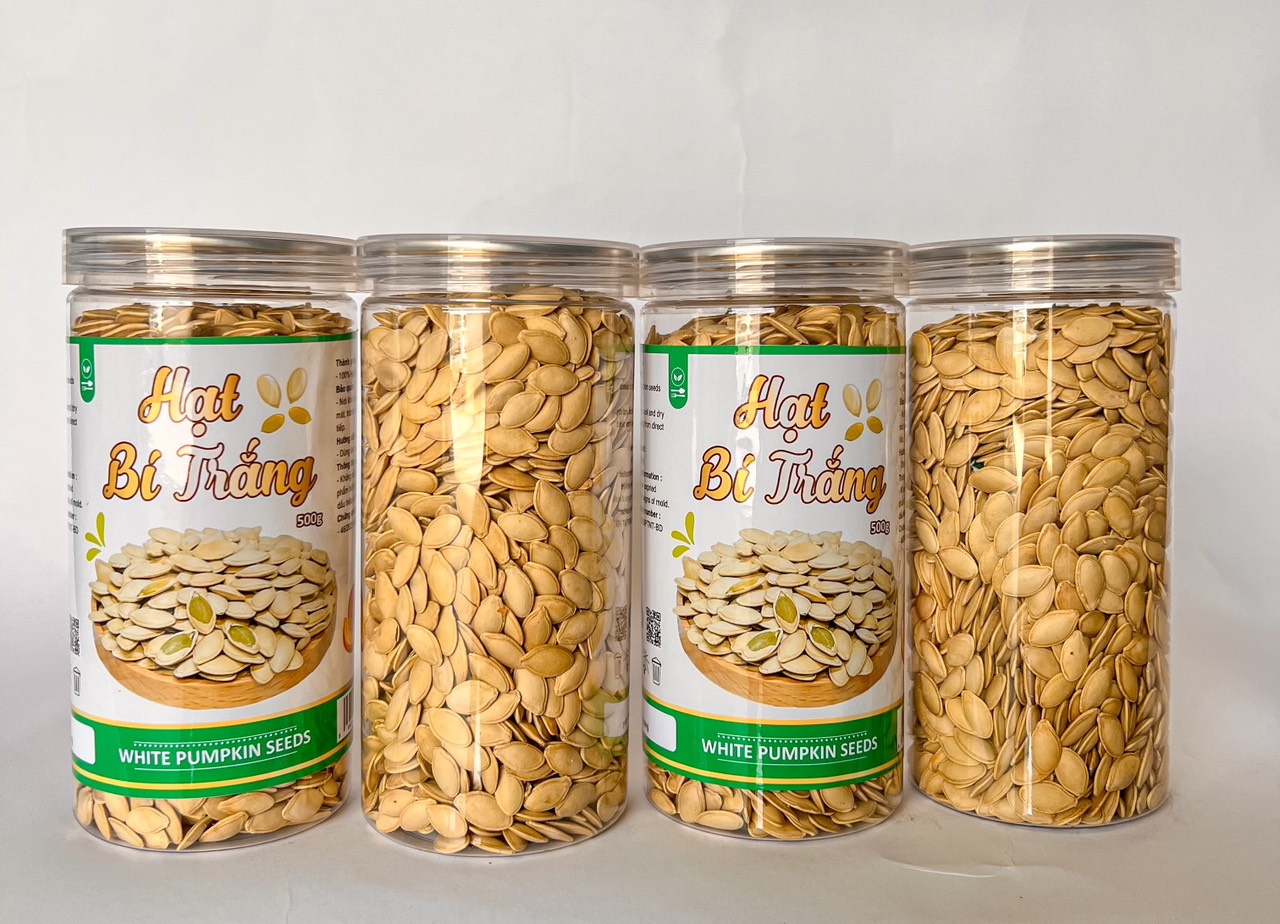 Hộp hạt bí trắng 500g dạng hũ nhựa trong, dễ quan sát lượng hạt bên trong.