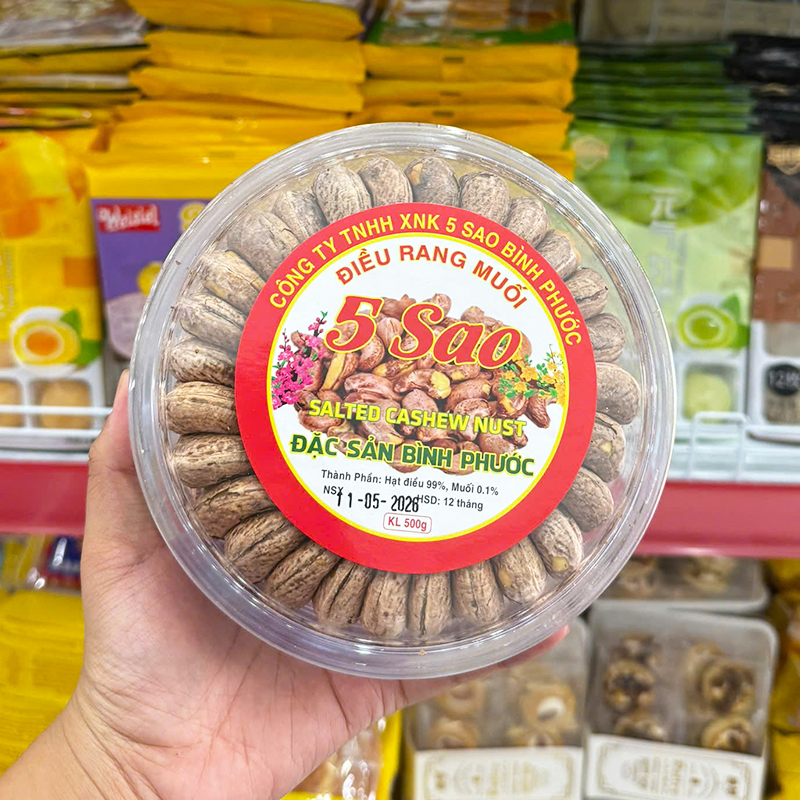 Cận cảnh nhãn sản phẩm và thông tin thành phần trên nắp hộp