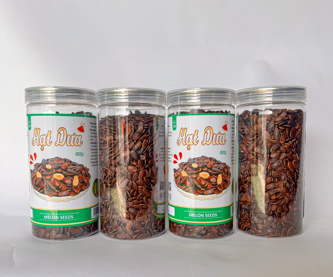 Nhiều hộp hạt dưa đóng sẵn tiện dùng và trưng bày