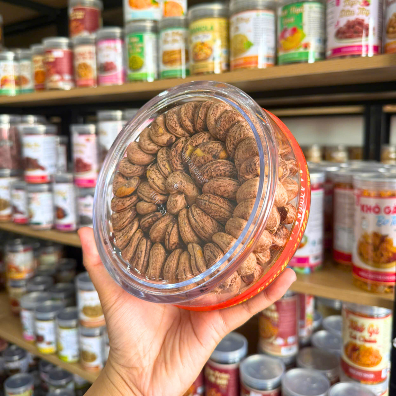 Thiết kế hũ tròn gọn gàng, phù hợp để bày bàn trà hoặc làm quà