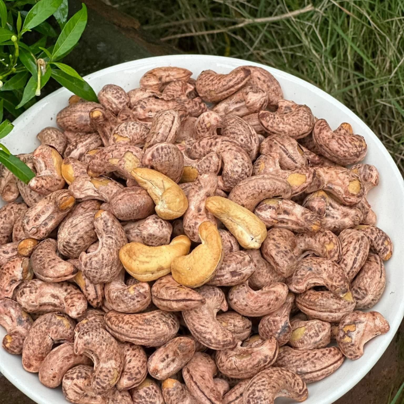 Hạt điều rang muối giữ lớp vỏ lụa, màu sắc tự nhiên