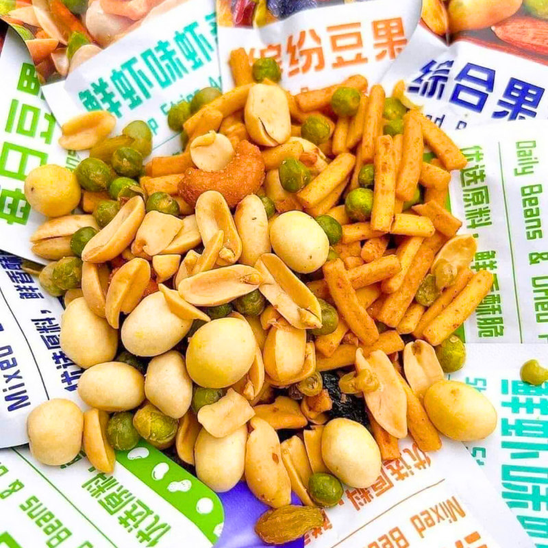 Cận cảnh phần hạt, đậu và thanh snack trong gói mix