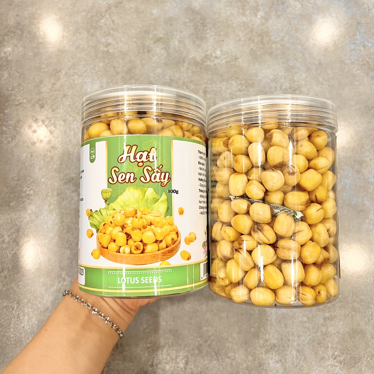 Kích thước cầm tay của hộp giúp dễ hình dung quy cách sản phẩm
