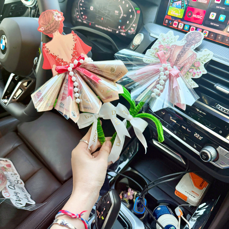 Hai mẫu hoa với tạo hình cô gái và phần cánh xòe trong suốt