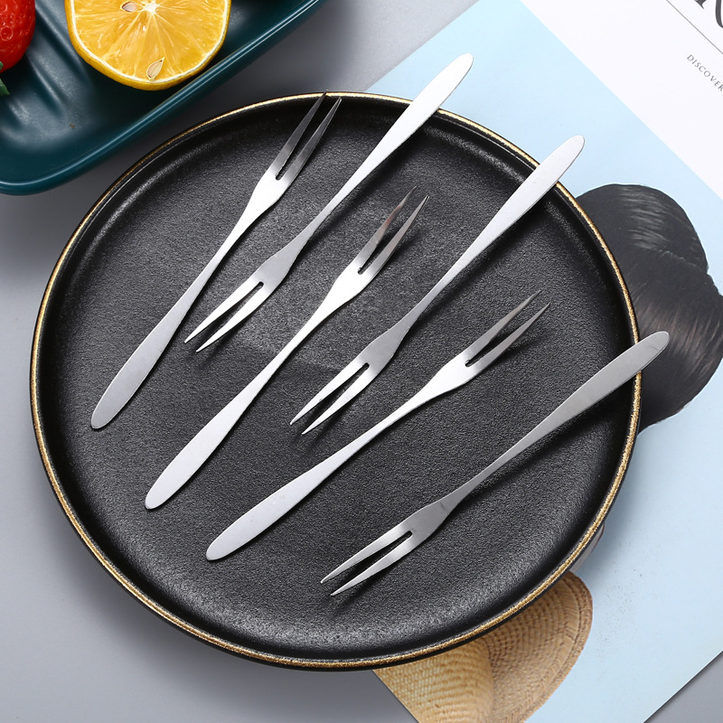 Bộ nĩa xiên inox bày trên đĩa phục vụ trái cây