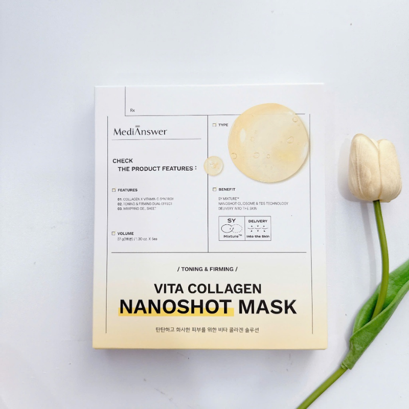 Hộp sản phẩm tông trắng vàng đặt cạnh một bông tulip