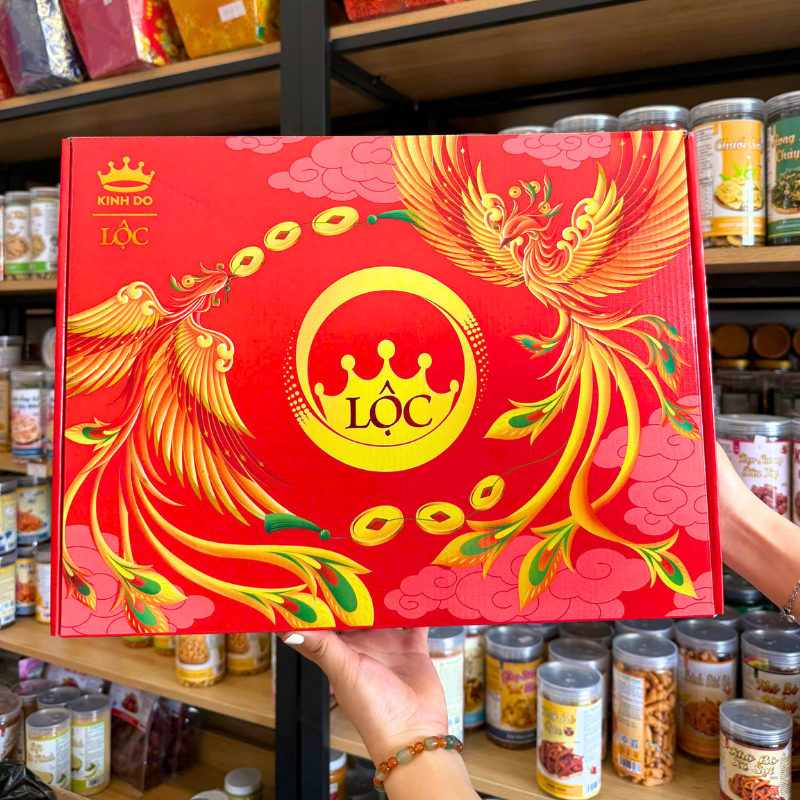 Mặt trước hộp quà với họa tiết cặp công và chữ Lộc nổi bật