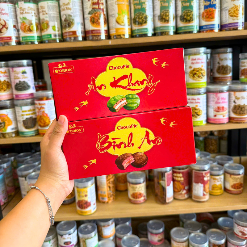 Một số hộp bánh bên trong bộ quà