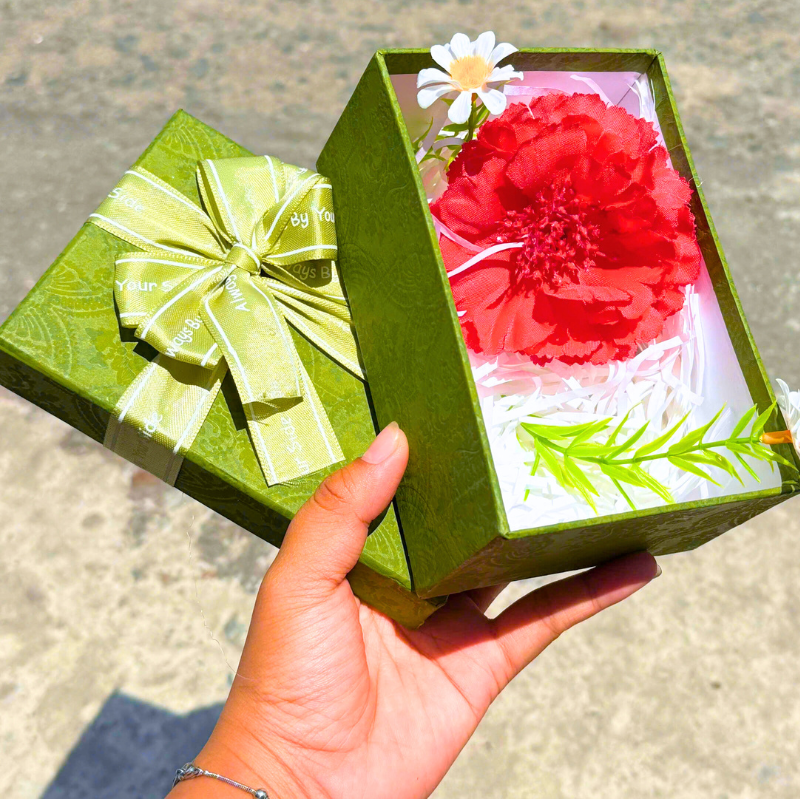 Thiết kế hộp chữ nhật nắp rời, nơ thắt tạo điểm nhấn