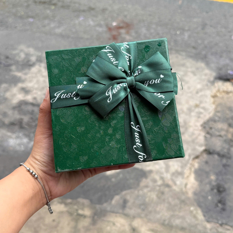 Hộp Quà Giấy Vuông Màu Đỏ Nắp Rời Có Quai Xách Kèm Hoa Kim Tuyến, Giấy Rơm Và Đèn Đom Đóm