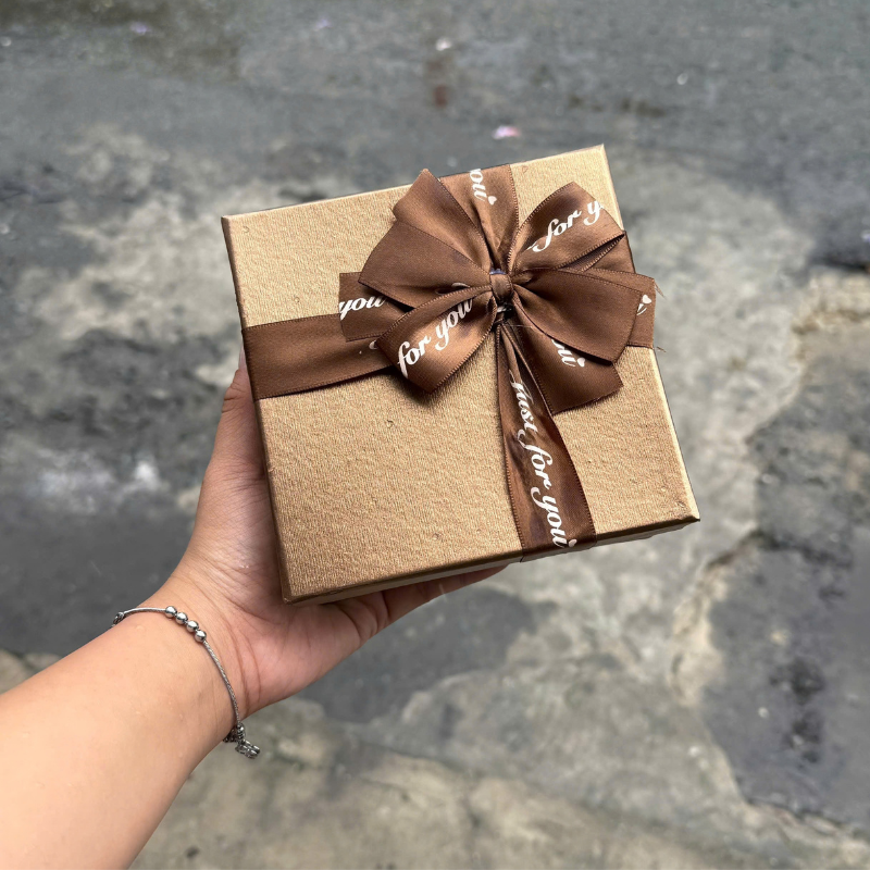 Hộp Quà Giấy Vuông Màu Đỏ Nắp Rời Có Quai Xách Kèm Hoa Kim Tuyến, Giấy Rơm Và Đèn Đom Đóm
