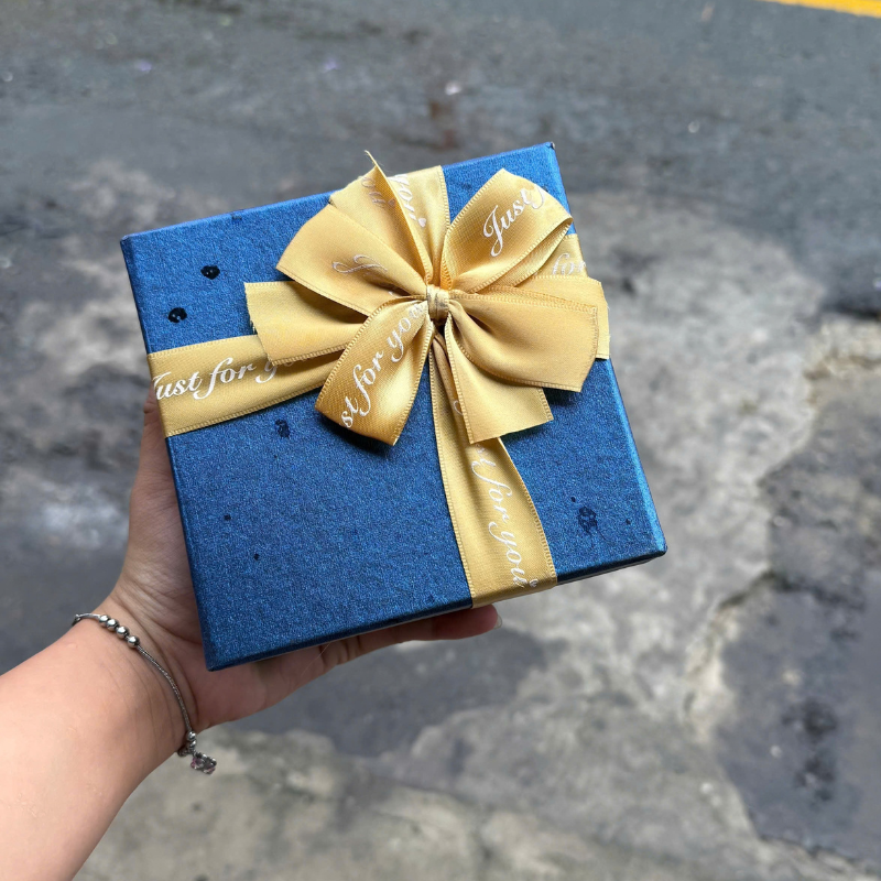 Hộp Quà Giấy Vuông Màu Đỏ Nắp Rời Có Quai Xách Kèm Hoa Kim Tuyến, Giấy Rơm Và Đèn Đom Đóm