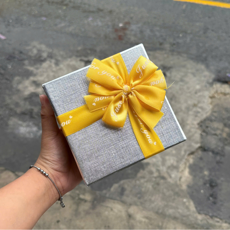 Hộp Quà Giấy Vuông Màu Đỏ Nắp Rời Có Quai Xách Kèm Hoa Kim Tuyến, Giấy Rơm Và Đèn Đom Đóm