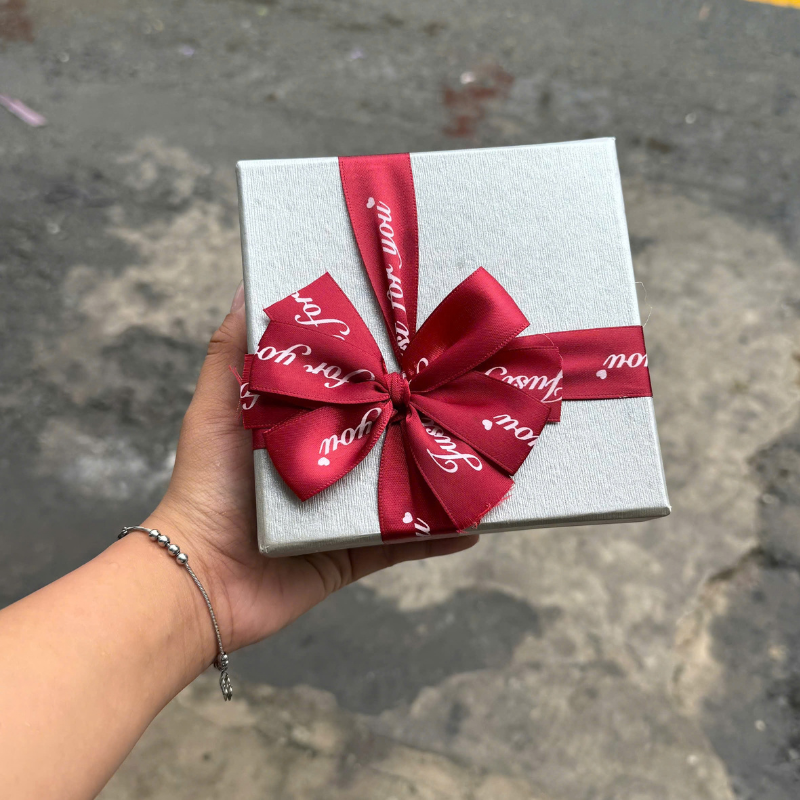 Hộp Quà Giấy Vuông Màu Đỏ Nắp Rời Có Quai Xách Kèm Hoa Kim Tuyến, Giấy Rơm Và Đèn Đom Đóm