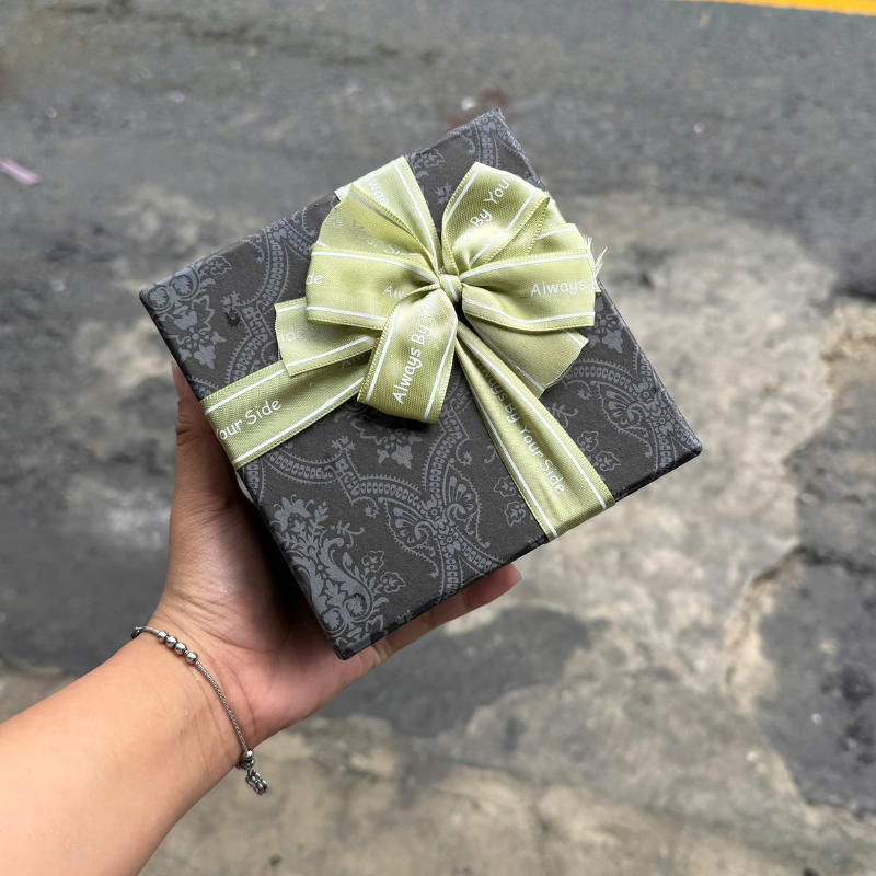 Hộp Quà Giấy Vuông Màu Đỏ Nắp Rời Có Quai Xách Kèm Hoa Kim Tuyến, Giấy Rơm Và Đèn Đom Đóm