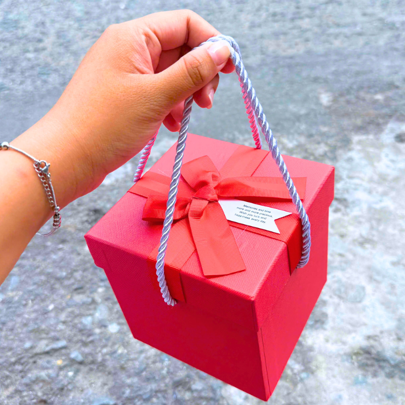 Hộp Quà Giấy Vuông Màu Đỏ Nắp Rời Có Quai Xách Kèm Hoa Kim Tuyến, Giấy Rơm Và Đèn Đom Đóm