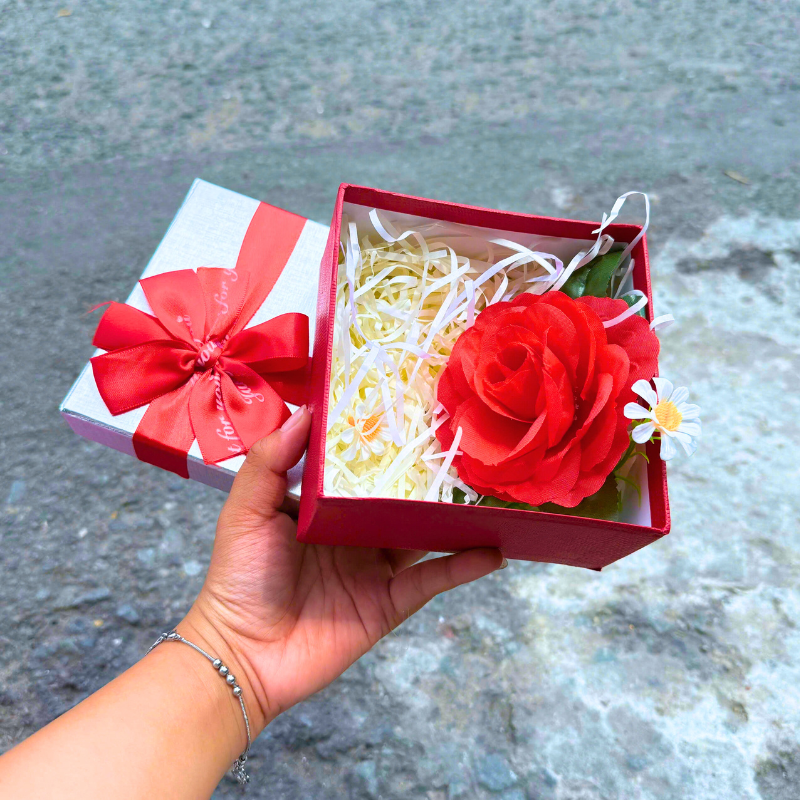 Minh họa hộp phối giấy rơm và hoa trang trí