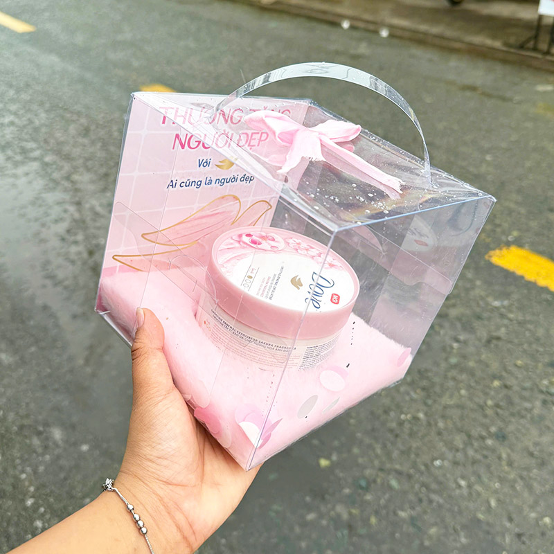 Hộp Quà Tặng Dove Tẩy Tế Bào Chết Dưỡng Ẩm Toàn Thân Hương Hoa Anh Đào 298g