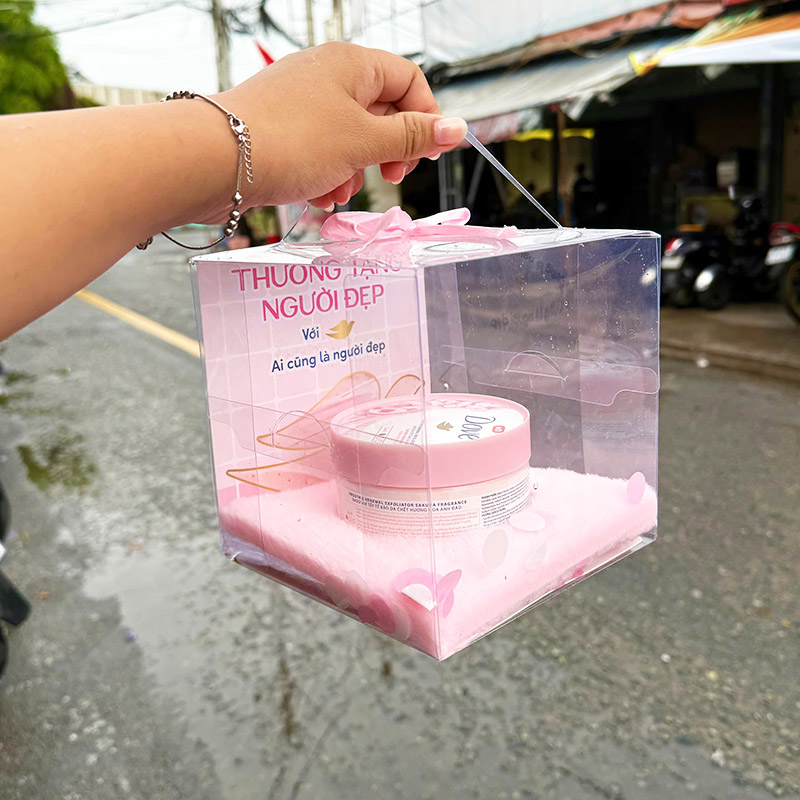 Hộp quà trong suốt tông hồng có quai xách và nơ trang trí