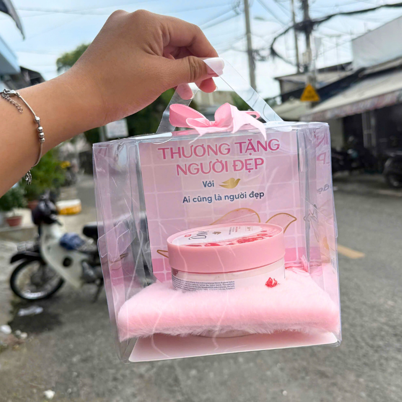 Hộp quà trong suốt tông hồng với nơ và quai xách