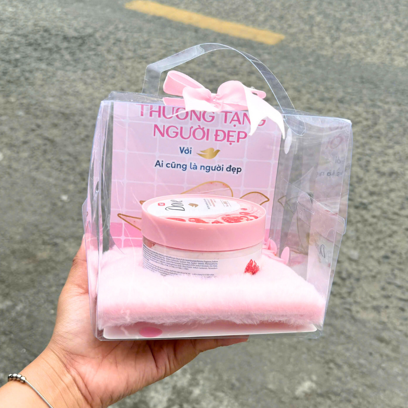 Sản phẩm được đặt gọn trong hộp quà có lớp lót mềm màu hồng