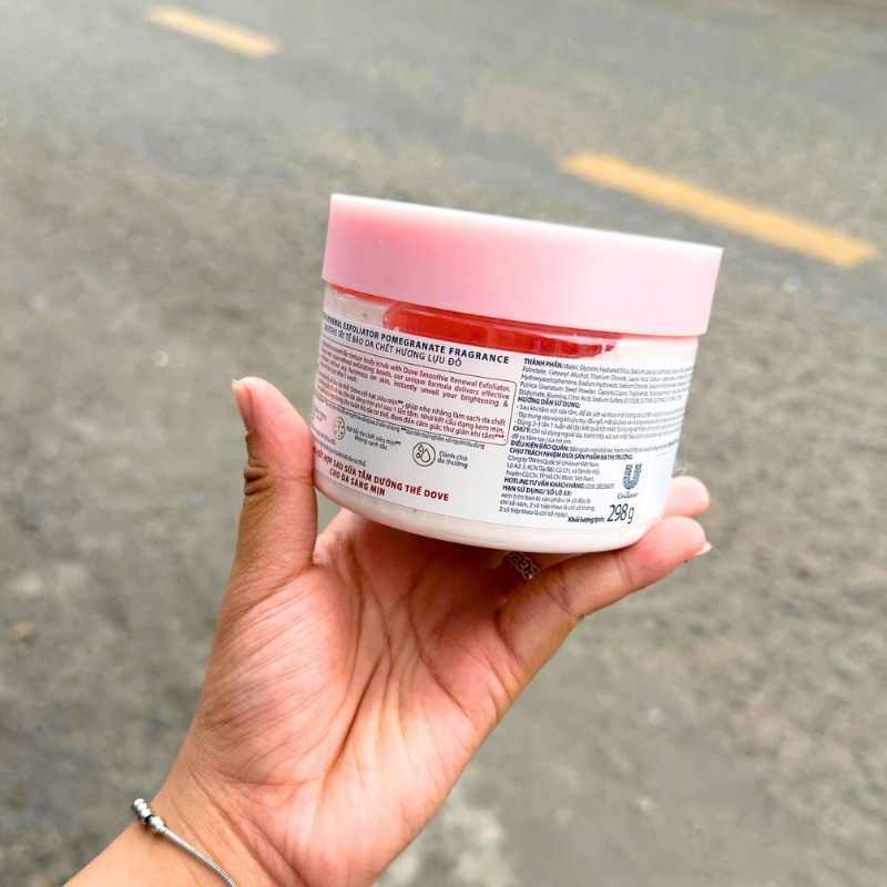 Mặt sau hũ 298g được cầm trên tay, tiện đối chiếu thông tin trước khi chọn.