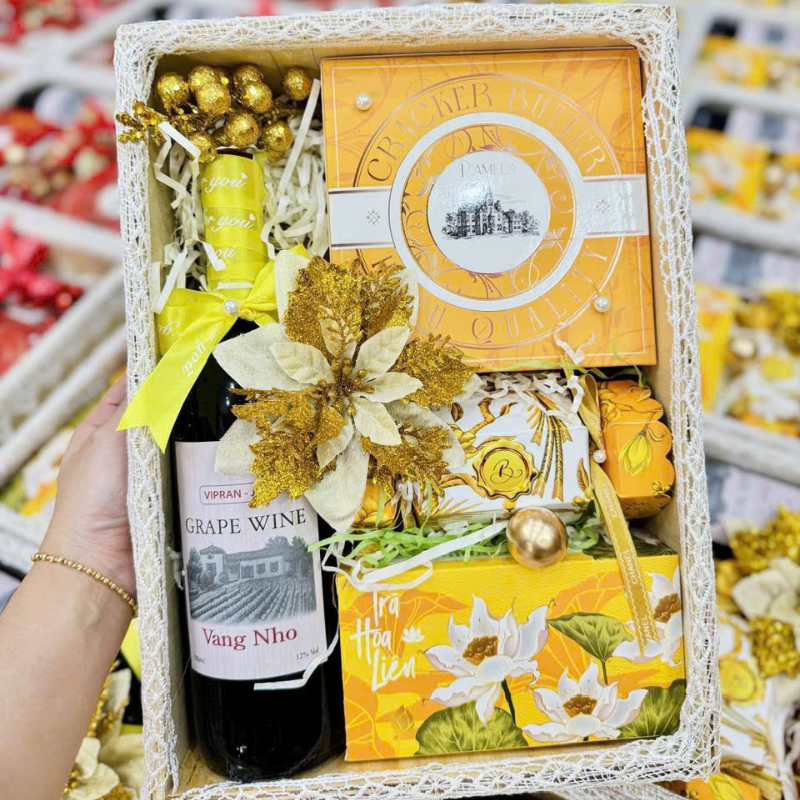 Phiên bản phối tông vàng với hoa và nơ trang trí