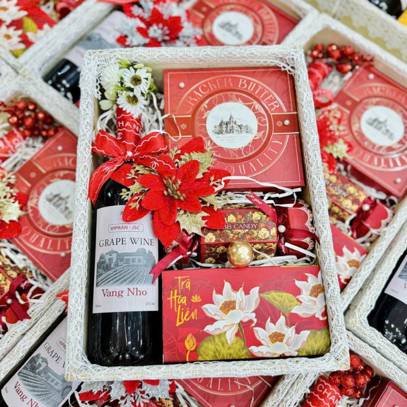 Cận cảnh set quà gồm vang nho, bánh, trà và kẹo