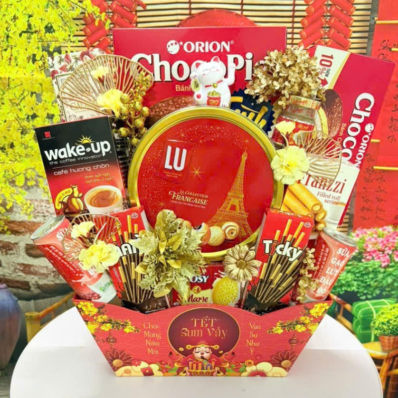 Tổng thể các món bánh kẹo, cà phê và phụ kiện trang trí trong hộp quà.