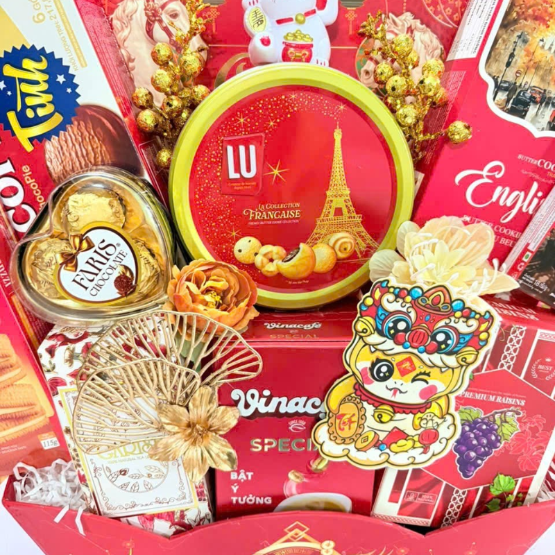 Cận cảnh phần trung tâm với bánh, sôcôla và chi tiết trang trí ngày Tết.