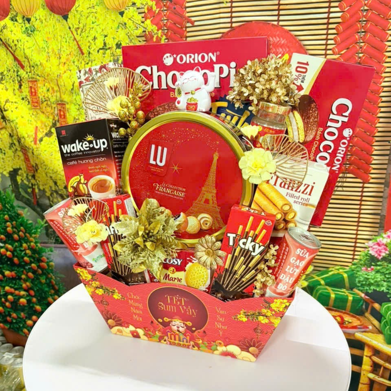 Mẫu hộp quà hoàn chỉnh khi đặt trên bàn, thích hợp biếu tặng và trang trí.