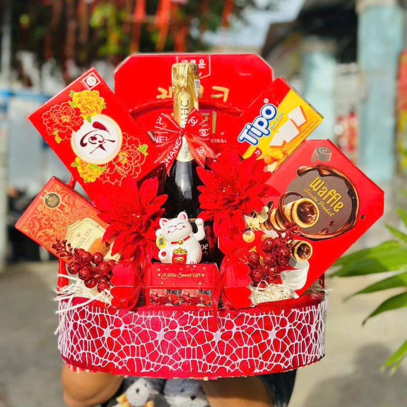 Tổng thể giỏ quà tông đỏ được phối hoa và phụ kiện đồng màu