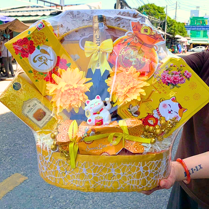 Phiên bản tông vàng với nơ và phụ kiện trang trí nổi bật